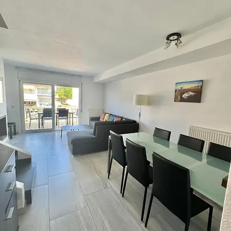 Maison Proche Canaux Et Holiday home Empuriabrava